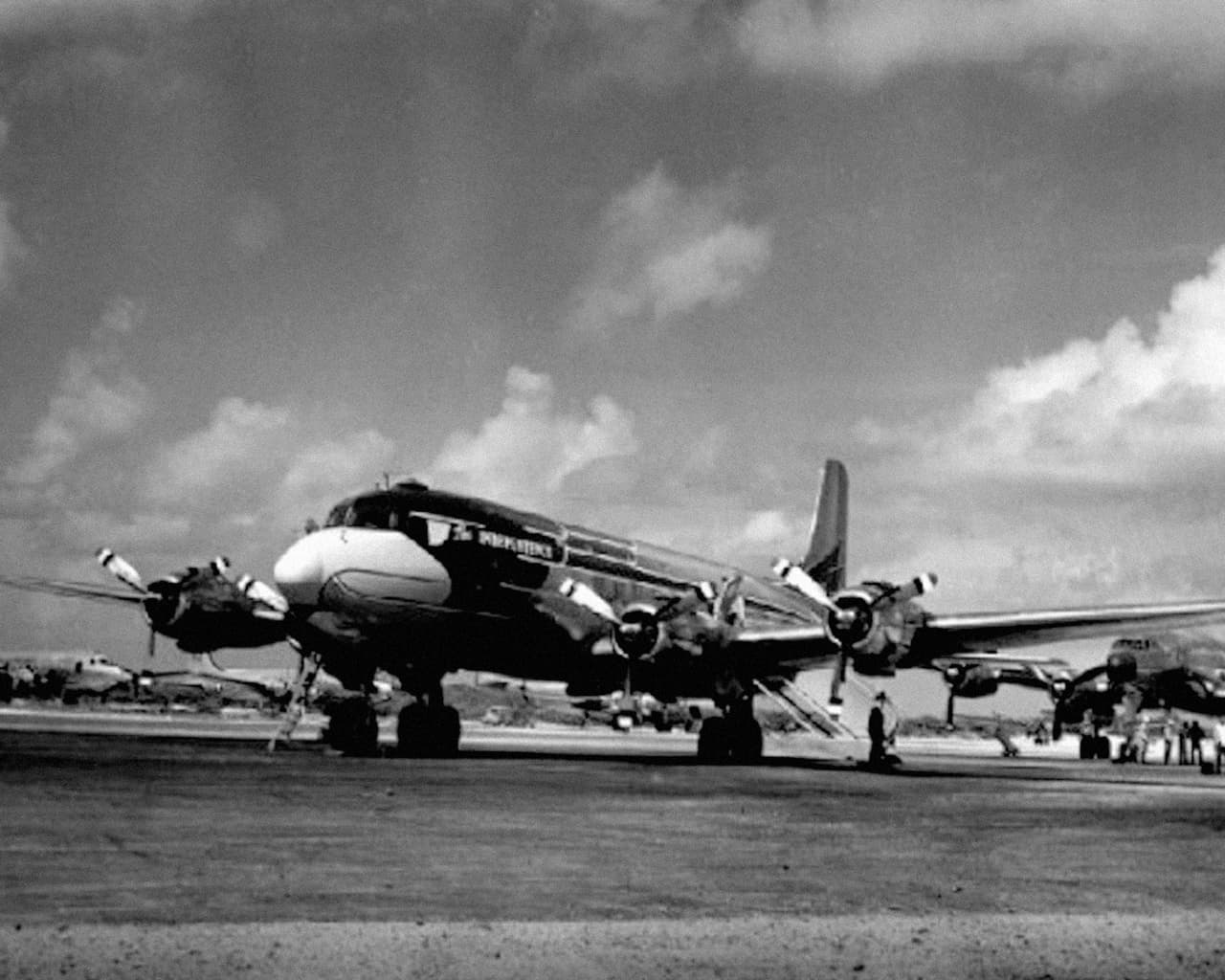 <b>Independencia.</b> Después de la muerte de Roosevelt en la primavera de 1945, el entonces vicepresidente Harry S. Truman se convirtió en jefe de Estado. Truman reemplazó el C-54 Skymaster por una modificación del C-118 Liftmaster y lo llamó
<i>Independence</i>
<i>(Independencia).</i>