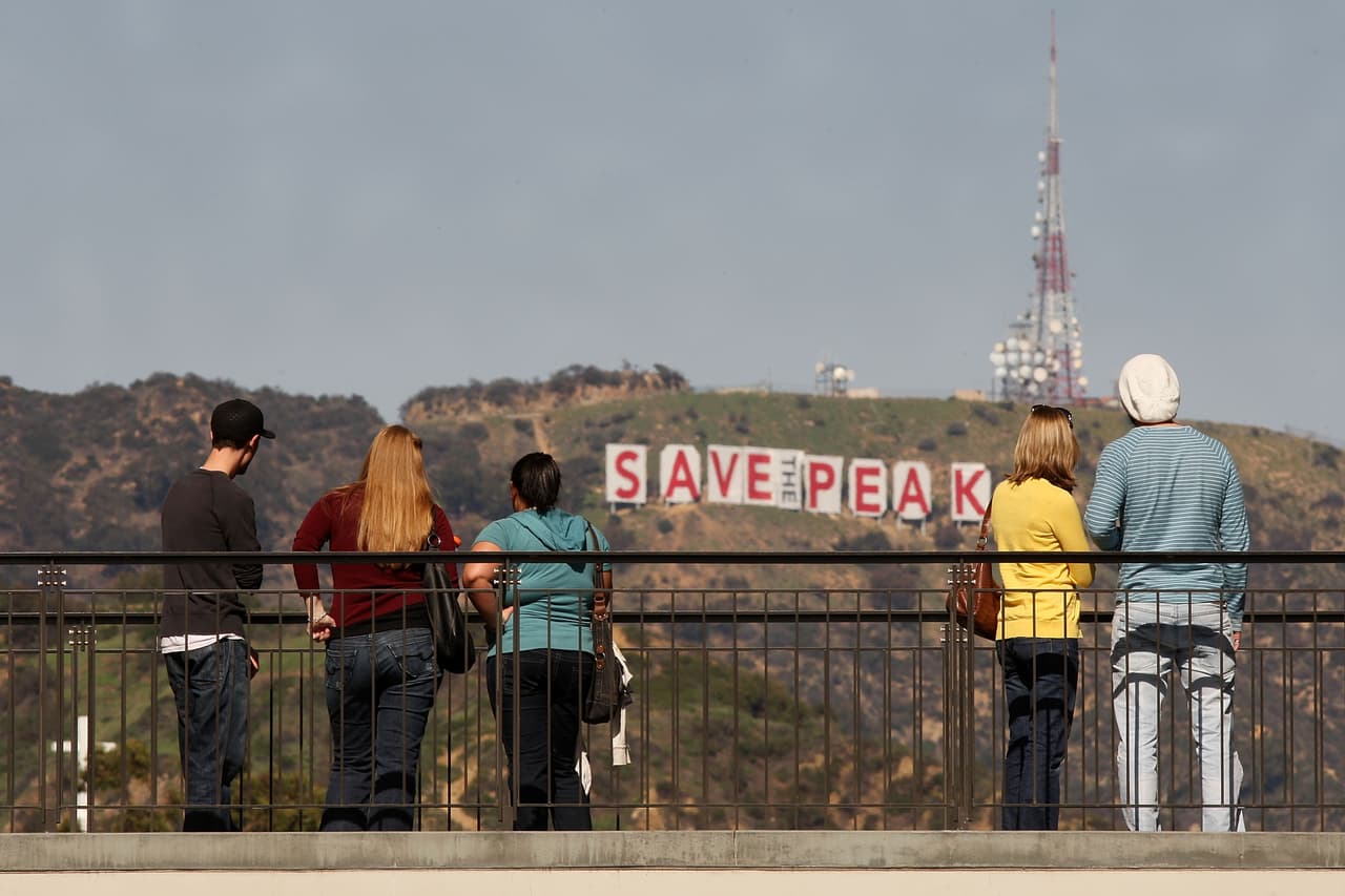 El letrero de Hollywood formó parte de la campaña 'Save the Peak' por la que se consiguió el dinero para comprar los terrenos aledaños al icónico monumento angelino con el fin de evitar que se urbanizaran.