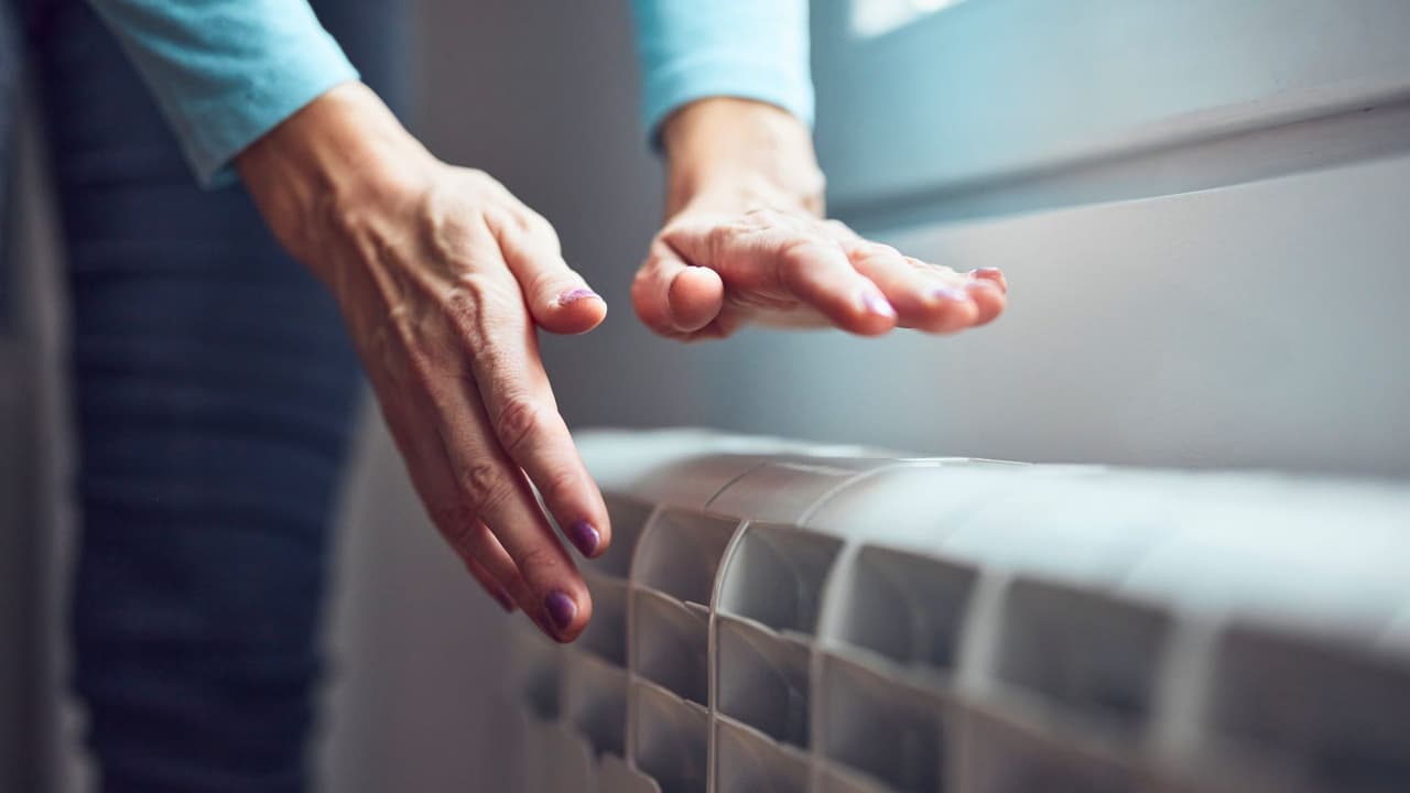 <h3 class="cms-H3-H3">Qué pasa realmente dentro de tu hogar </h3>
<a href="https://www.energy.gov/" target="_blank">El Departamento de Energía de Estados Unidos </a>explica algo sencillo:
<b> cuando tu hogar está más caliente que la calle, el calor se escapa.</b>
<br>Si dejas la calefacción encendida todo el día,
<b>el sistema sigue trabajando para mantener esa temperatura, aunque no haya nadie en casa</b>, y eso sube el consumo.
<br>La recomendación
<b>es ajustar el termostato según tu temperatura habitual.</b>
<br>Por ejemplo: Si normalmente
<b>tienes tu casa en 68 °F, puedes bajarla a 58 a 61 °F mientras duermes o cuando estás fuera</b> varias horas.
<br>Ese cambio equivale a bajar entre 7 y 10 °F, que es lo que aconsejan los expertos para reducir el consumo sin que la casa se enfríe demasiado.
<br>
<b>💡 Es como dejar descansar la casa un rato:</b> gasta menos energía, pero cuando vuelves no está tan fría.