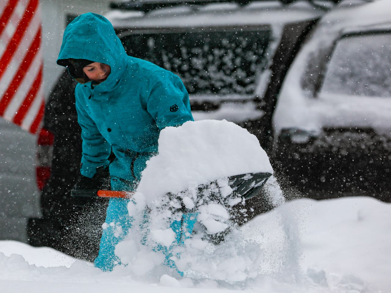 Esos pronósticos anticipan que lo peor de esta primera tormenta invernal de la temporada podría ocurrir entre el martes y el miércoles y posiblemente extenderse hasta el Día de Acción de Gracias. Esto debido al rápido desarrollo de un sistema de baja presión que promete no solo interrumpir los desplazamientos de millones de personsa sino que también podría provocar fallas en el servicio eléctrico y provocar apagones.