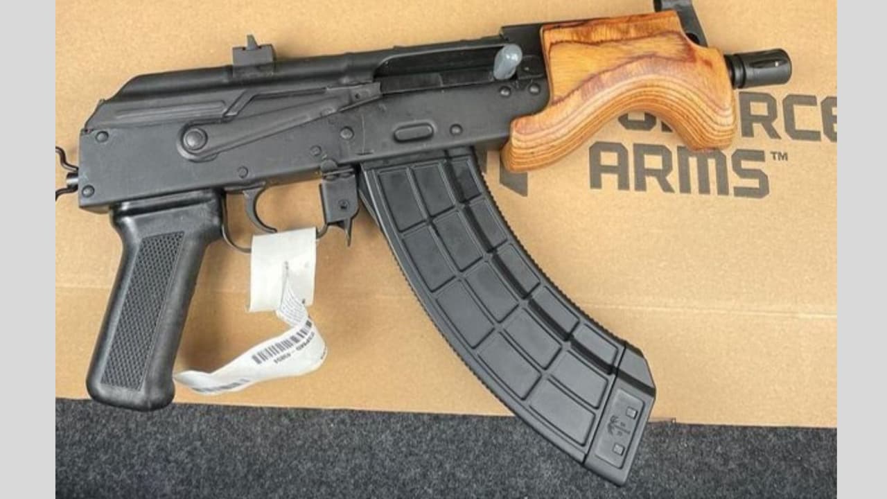 Oficiales arrestaron a Leija en la propiedad, quien llevaba consigo 21 mil 646 dólares en efectivo y dos armas.
<br>
<br>Leija fue arrestado junto a Francis Edward ”Eddie” Hilliard, de 77 años, y Richard William Aaron Patton.
