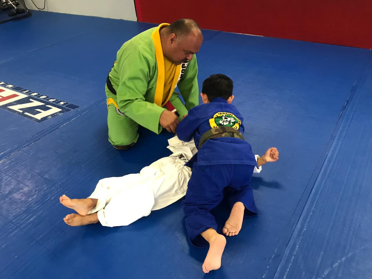 Instructores y padres entienden que este arte marcial puede ayudar a los pequeños a adquirir el autoestima y confianza necesarias para combatir el acoso escolar.
<br>