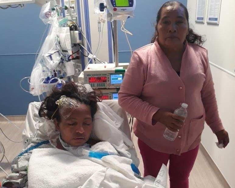Margarita Escudero y su hija Verónica Zárate, en un hospital de Nueva Jersey.