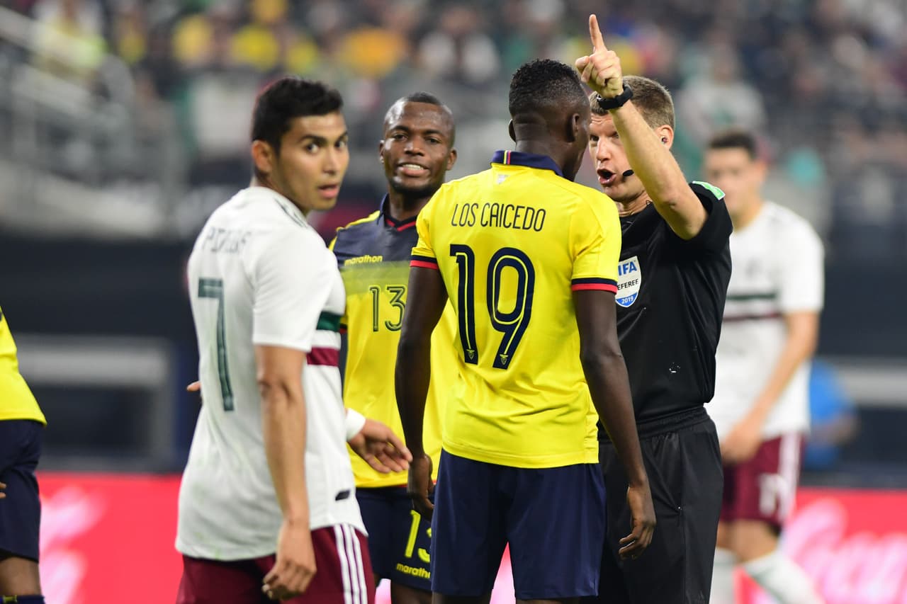 Los ecuatorianos no encontraban claridad para el juego en la cancha sintética del AT&T Stadium, reclamando jugadas al árbitro del partido.