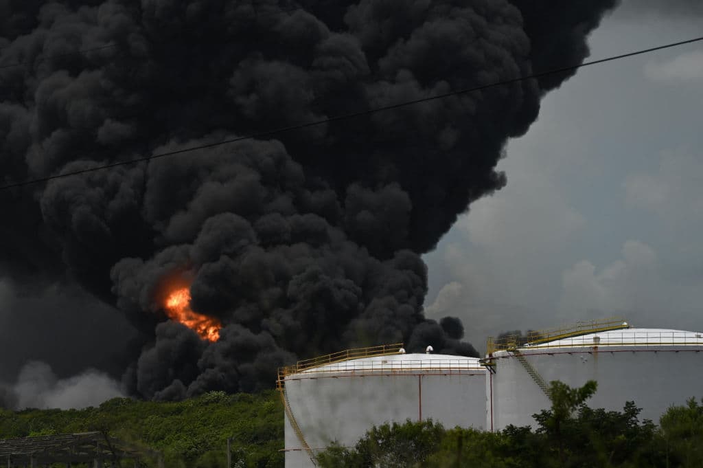 <b>De los 122 heridos, casi todos por quemaduras</b>, 98 fueron dados de alta y 24 se encuentran hospitalizados, de los cuales cinco están en estado crítico y tres graves. Un cuerpo fue recuperado en el lugar. Según un reporte de la radio oficial se trata del bombero Juan Carlos Santana Garrido, de la provincia de Cienfuegos.