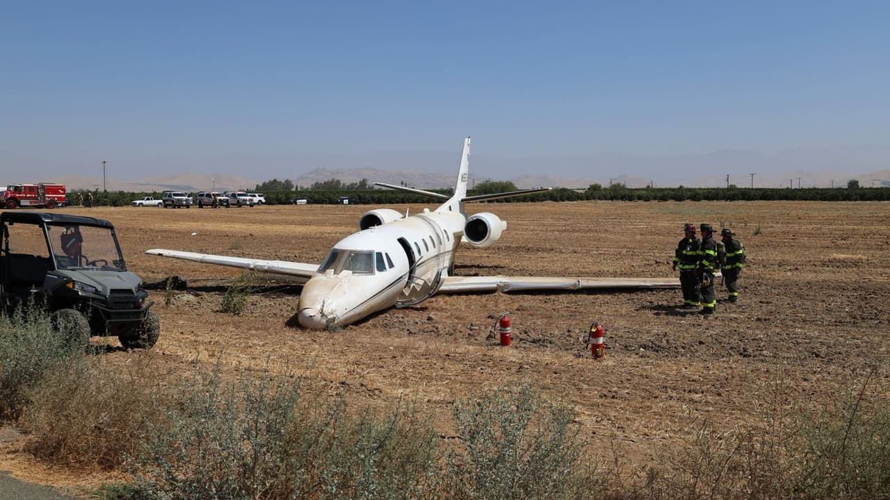 Tras el impacto, las seis personas que iban a bordo de la aeronave lograron salir a salvo.