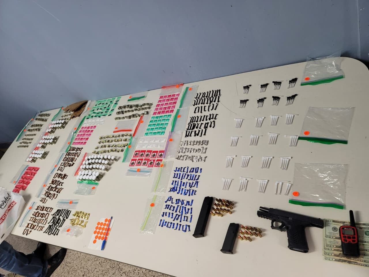 Durante esta intervención, que incluyó la ejecución de una orden de registro al apartamento 57 del edificio 7, se arrestaron a
<b>Lucía Ramírez Ayala </b>de 34 años, a
<b>Jonathan Yamil Cruz Ramírez </b>de 18 años y a
<b>Miguel Ramírez Ayala </b>de 33 años. En ese lugar le ocuparon
<u>un chaleco a prueba de balas; dos cargadores de pistola 9 milímetros; 70 municiones de 9 milímetros y $1,980 en efectivo</u>.
<br>