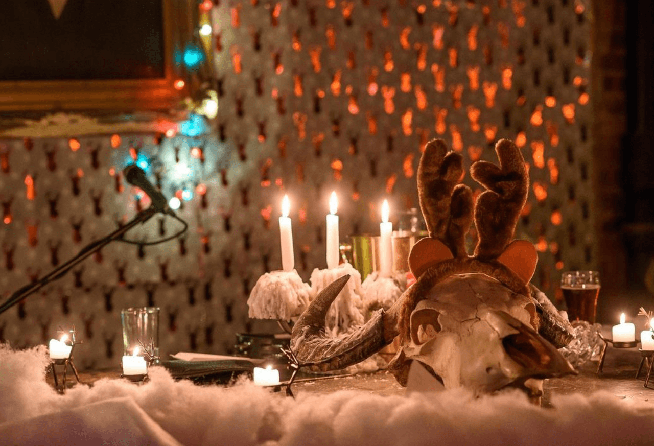 <b>Reindeer Room at Tack Room: </b>
<br>Durante la Navidad, el bar se transforma a un espacio de renos. Desde los cócteles hasta la decoración están inspirados en los venados. Puedes visitar el luegar de jueves a sábados hasta Año Nuevo.
