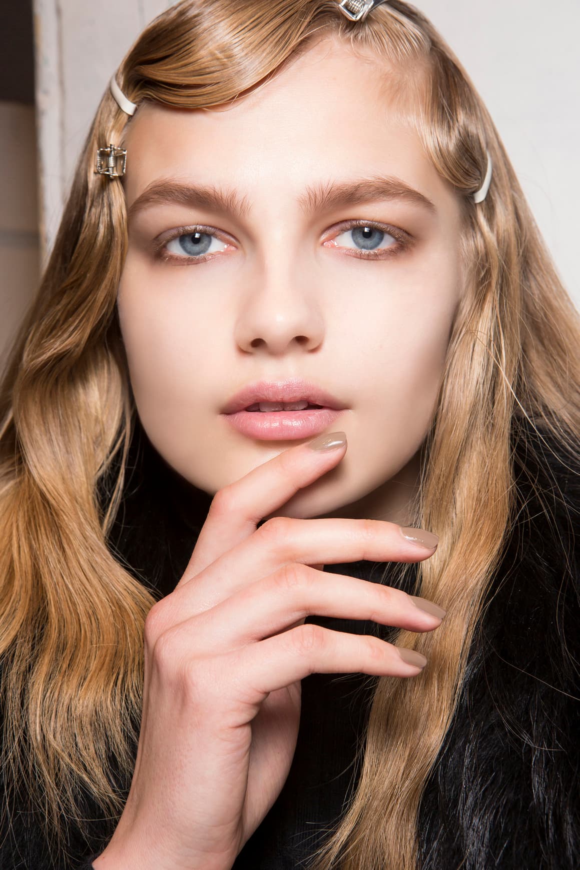 Si no quieres arriesgar un tono café con leche con matices cálidos es una apuesta segura. Recuerda que la gama del
<i>nude</i> es muy amplia.
<br>