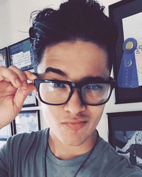Este joven de Hesperia, CA, estudiaba drama y teatro en High School.