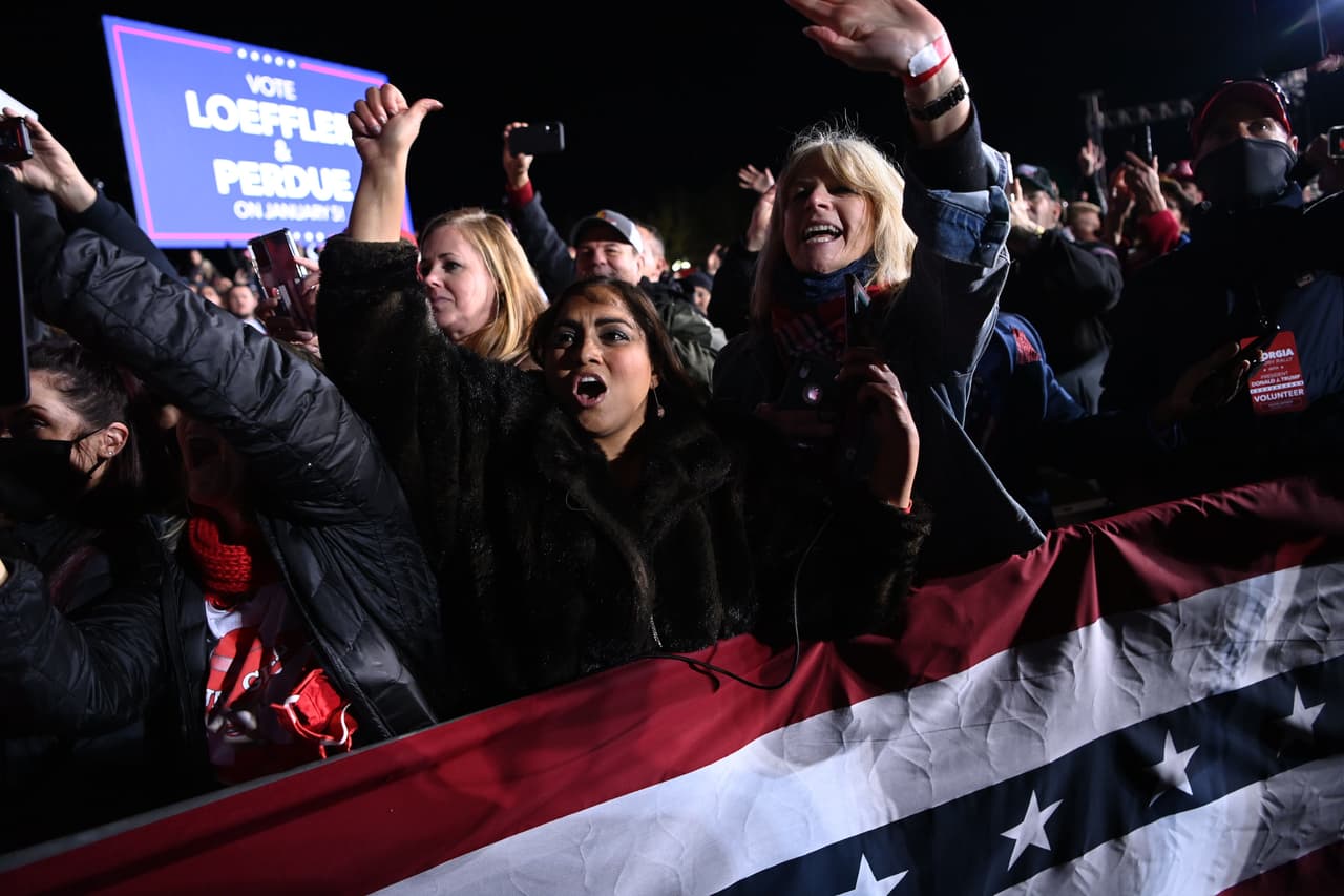 Los partidarios vitorean durante una manifestación con el presidente de los EE. UU. En apoyo de los senadores republicanos Kelly Loeffler y David Perdue antes de la segunda vuelta del Senado en Dalton, Georgia, el 4 de enero de 2021.