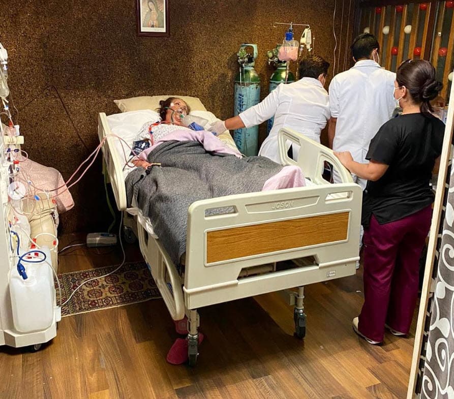 La situación obligó al equipo médico a volverla a conectar a los aparatos para ayudarla a respirar y mantenerla viva.
<br>