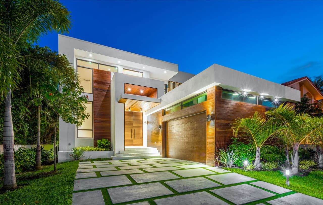 La nueva propiedad que compró Jam está ubicada en una de las zonas más exclusivas de Miami Beach, Florida.
<b>Pagó 3,400,000 dólares</b>, tiene dos plantas y una extensión de 3,617 pies cuadrados.