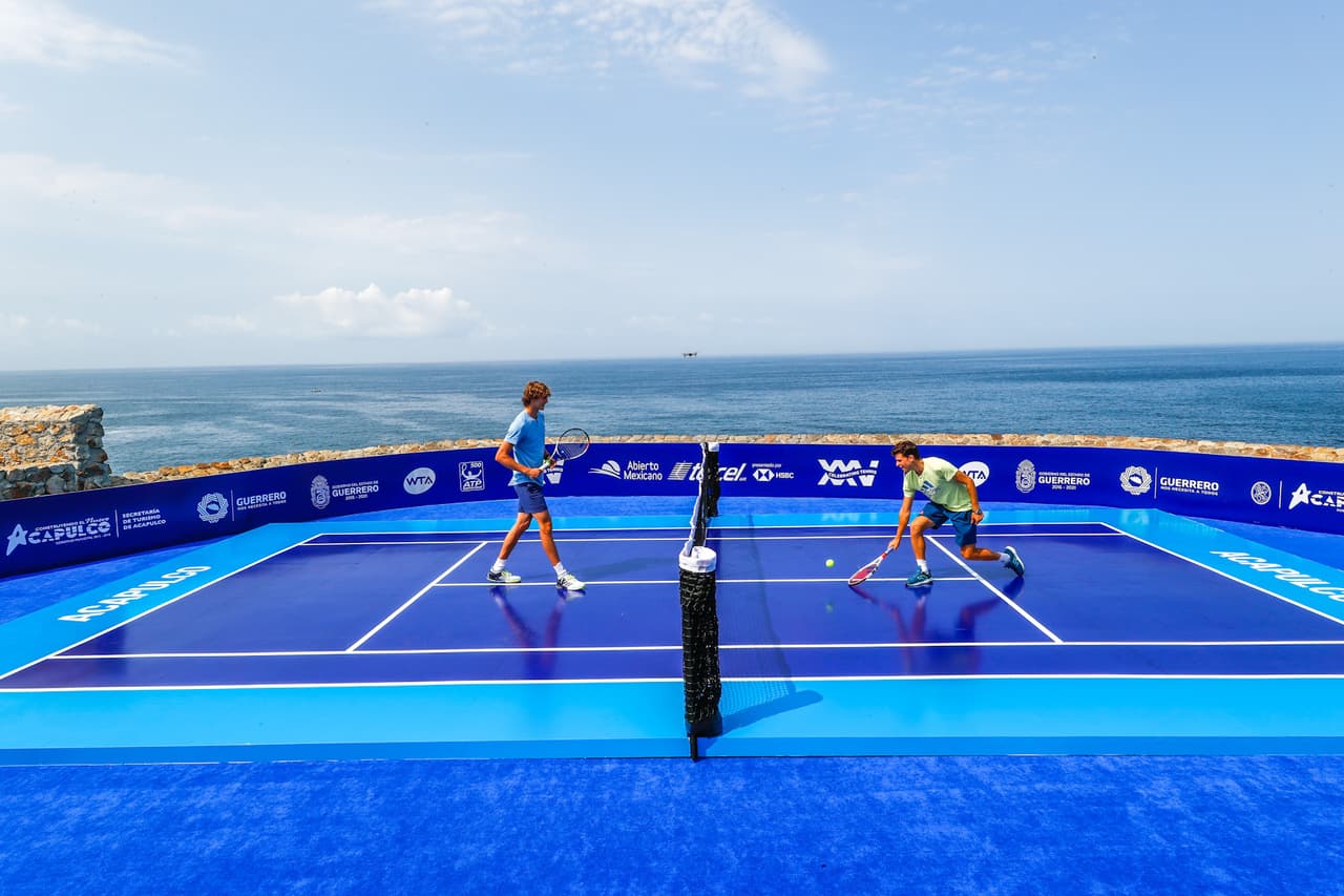 El alemán Alexander Zverev y el austriaco Dominic Thiem llegaron en helicóptero a un acantilado de Acapulco, cercano a la popular zona de La Quebrada, donde jugaron un partidito de exhibición y fueron recibidos con mariachis por el director del torneo, Raúl Zurutuza, horas antes del inicio de actividades del cuadro principal.