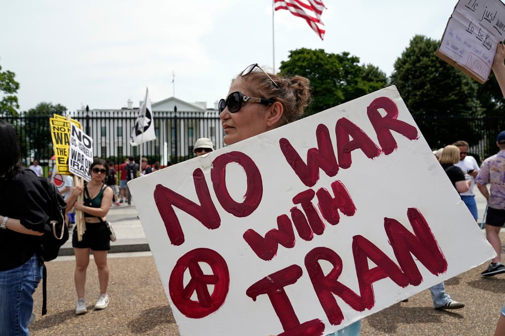 Un día antes, manifestantes pedían al presidente republicano Donald Trump que hiciera un cambio en su política migratoria,
<b><a href="https://www.univision.com/noticias/inmigracion/giro-politica-migratoria-trump-pausar-redadas-granjas-restaurantes-aumentar-ciudades-democratas" target="_blank"> frenando las deportaciones</a></b>. Este 22 de junio, quienes llenaron la zona desde temprano fueron las personas que repudian que Estados Unidos se involucre en una guerra con Irán.