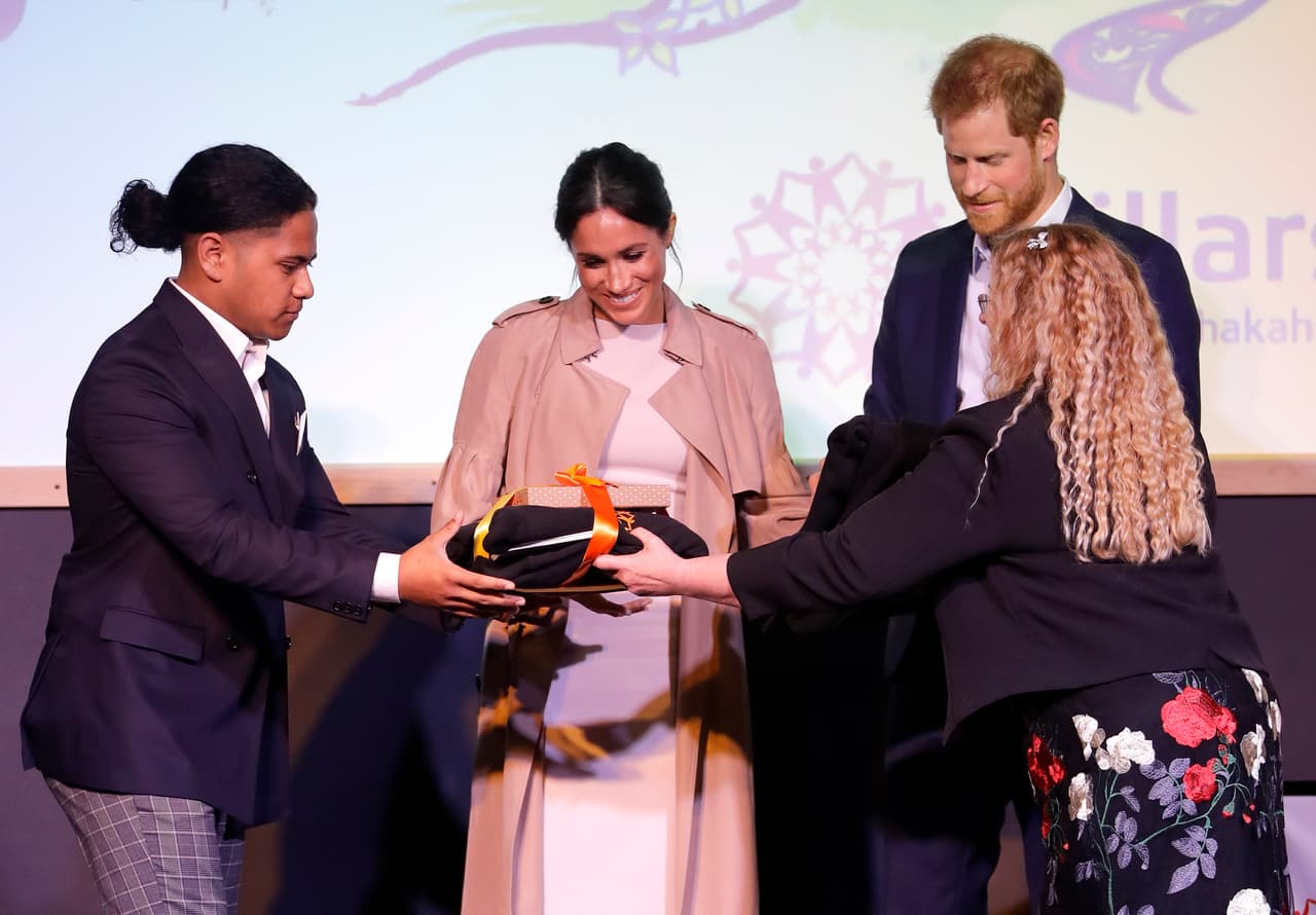 Tan solo en esas giras, se contabilizan
<b>236 regalos para Archie</b>, de los que también
<b><a href="https://www.hellomagazine.com/royalty/2019040571717/prince-harry-meghan-markle-baby-gifts-list/" target="_blank">dio cuenta la revista Hello! </a></b>
