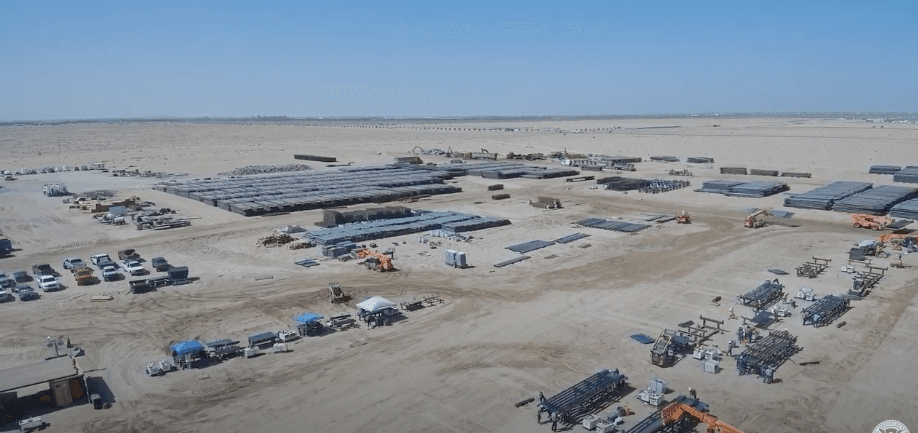Panorámica del campamento de construcción cerca del muro fronterizo en el sector Yuma de la Patrulla Fronteriza.