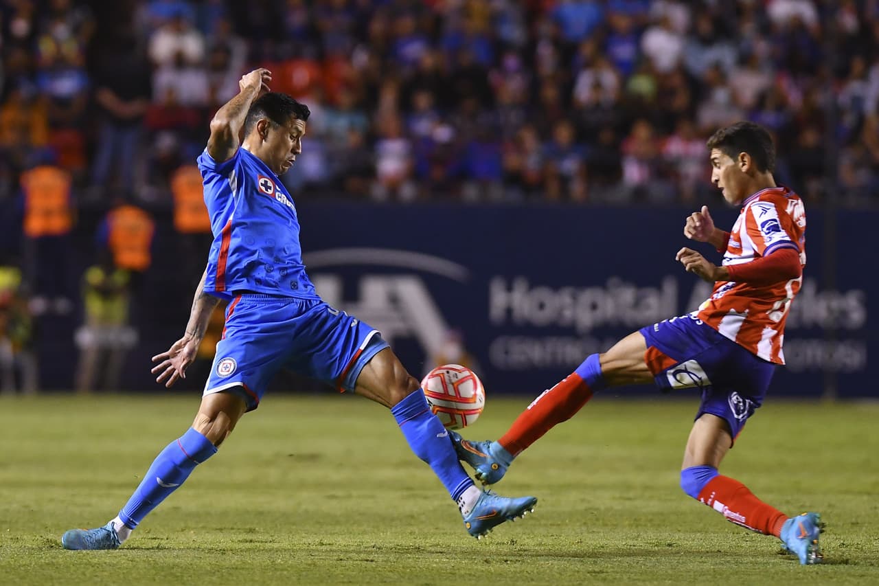 Sebastián Jurado se convirtió en héroe de un Cruz Azul que también vio como Santi Giménez y Alejandro Mayorga se fueron lesionados y ahora son grandes dudas para el fin de semana. San Luis se cansó de fallar.