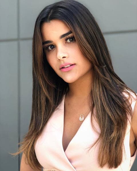 ¿Cómo prefieres a
<a href="https://www.univision.com/shows/el-gordo-y-la-flaca/la-tierna-fotografia-que-demuestra-que-clarissa-molina-es-una-tia-carinosa-fotos">Clarissa Molina</a>, con el cabello ondulado o liso?