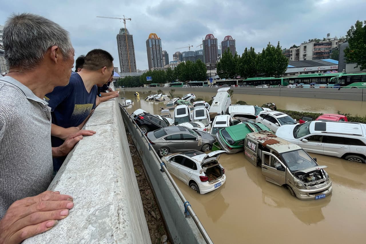 <b>Inundación repentina atrapa a los pasajeros del metro en una ciudad de China</b>
<br>
<br>Doce personas perdieron la vida en una inundación que sorpresivamente llenó de agua el metro de la ciudad de Zhengzhou, en el centro de China. Una serie de lluvias torrenciales afectaron la región a mediados de julio y más de 200,000 personas tuvieron que ser evacuadas de sus casas.