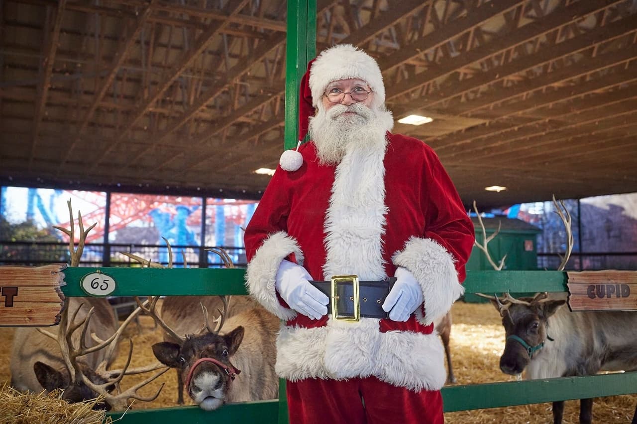 Wolf, el secretario de Agricultura Russell Redding y el veterinario estatal Dr. Kevin Brightbill se unieron a Santa en Hersheypark Christmas Candylane para anunciar que sus renos han recibido un certificado de buena salud.