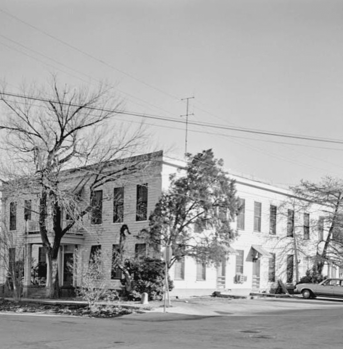 Con la ayuda de un conocido psíquico de Texas y la capacidad del propietario para comunicarse con los espíritus junto con su conocimiento de la investigación de la historia, se identificaron 13 espíritus en el hotel.