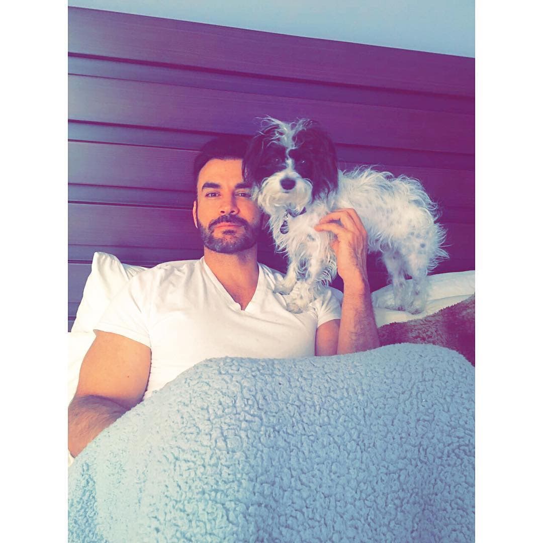 El guapo
<a href="http://www.univision.com/temas/david-zepeda"><b>David Zepeda</b> </a>va cambiando de estilos al dormir, pues a veces lo podemos ver con una playera blanca y con su inseparable mascota, eso sí, ambos muy bien tapados.