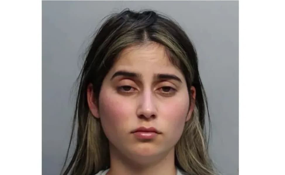Una mujer es arrestada tras grabarse arrojando cera caliente a sus hijas y provocar un incendio en su casa