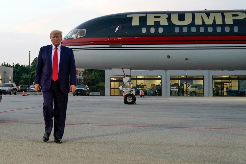 El expresidente Donald Trump se acerca para hablar con los periodistas antes de partir del Aeropuerto Internacional Hartsfield-Jackson de Atlanta, el jueves 24 de agosto de 2023, en Atlanta.