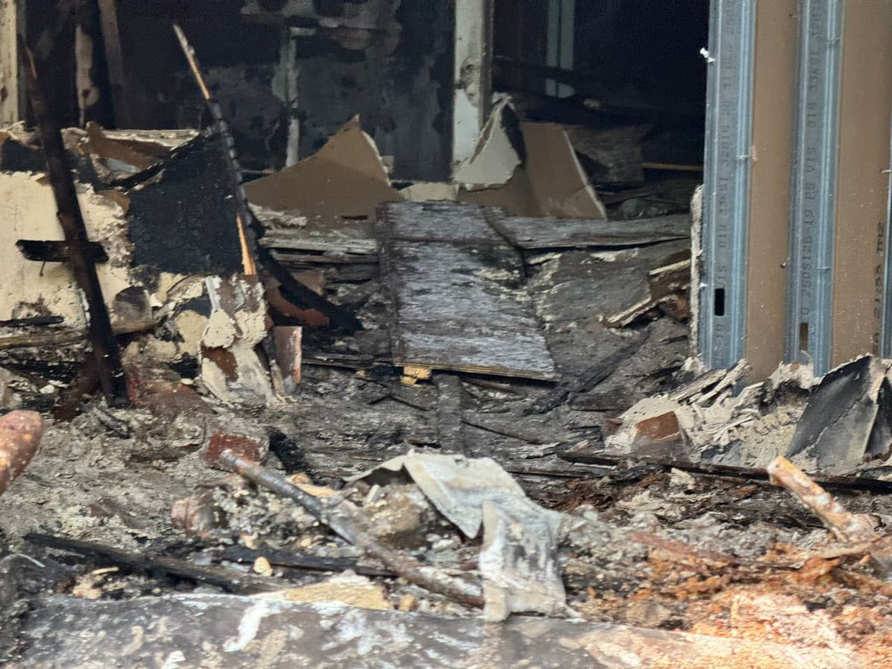 Unas 17 personas quedaron sin hogar a causa del siniestro.
<br>