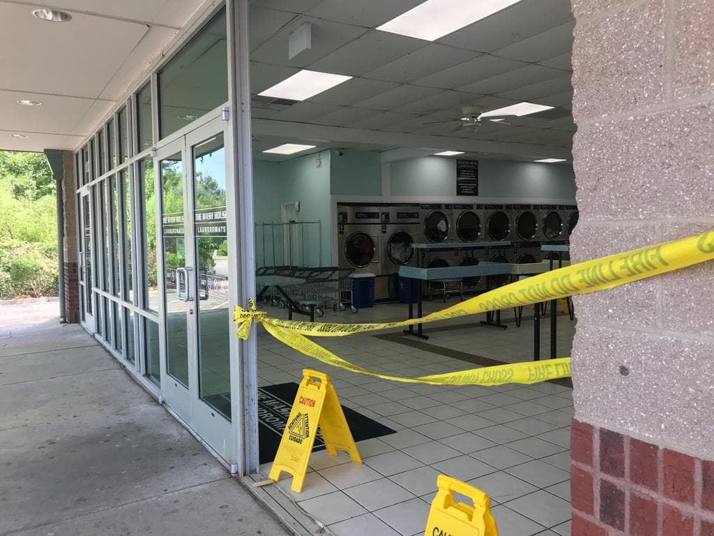 Buscan a persona que conducía un Kia color negro, con placas FKS-8777 de Carolina del Norte que se dio a la fuga después de estrellar el vehículo en una lavandería y herir a una mujer.