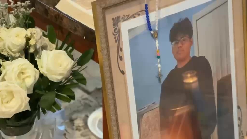 Familiares describen a Eliel como un joven tranquilo, aficionado a la música y muy cercano a su padre. El jueves 4 de junio no hizo nada fuera de lo habitual. Había cumplido con sus actividades diarias, incluyendo su trabajo, al que asistía tres veces por semana.
<br>
<br>Sin embargo, durante la noche ocurrió la tragedia.
<br>
<br>
<b>“Yo no escuché nada porque estaba dormida. Solo desperté cuando mi hija llegó gritando y golpeando la puerta. Me dijo que su hermano se había disparado. Lo primero que hice fue llamar a la ambulancia y a la policía para que me ayudaran”, relató María.</b>