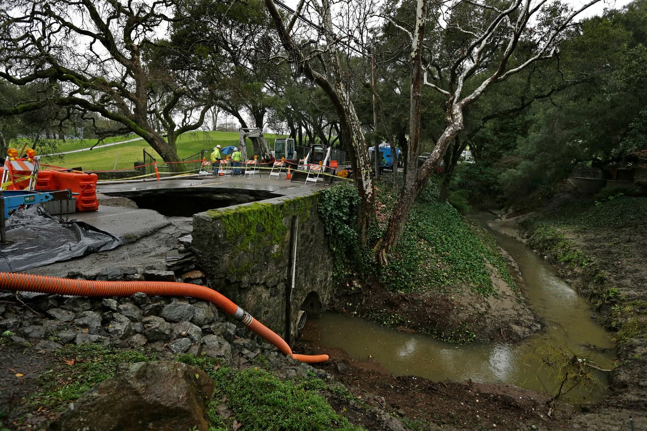Los oficiales de la ciudad solicitaron la declaración de estado de emergencia para agilizar la reparación de la carretera, según un reporte del East Bay Times.