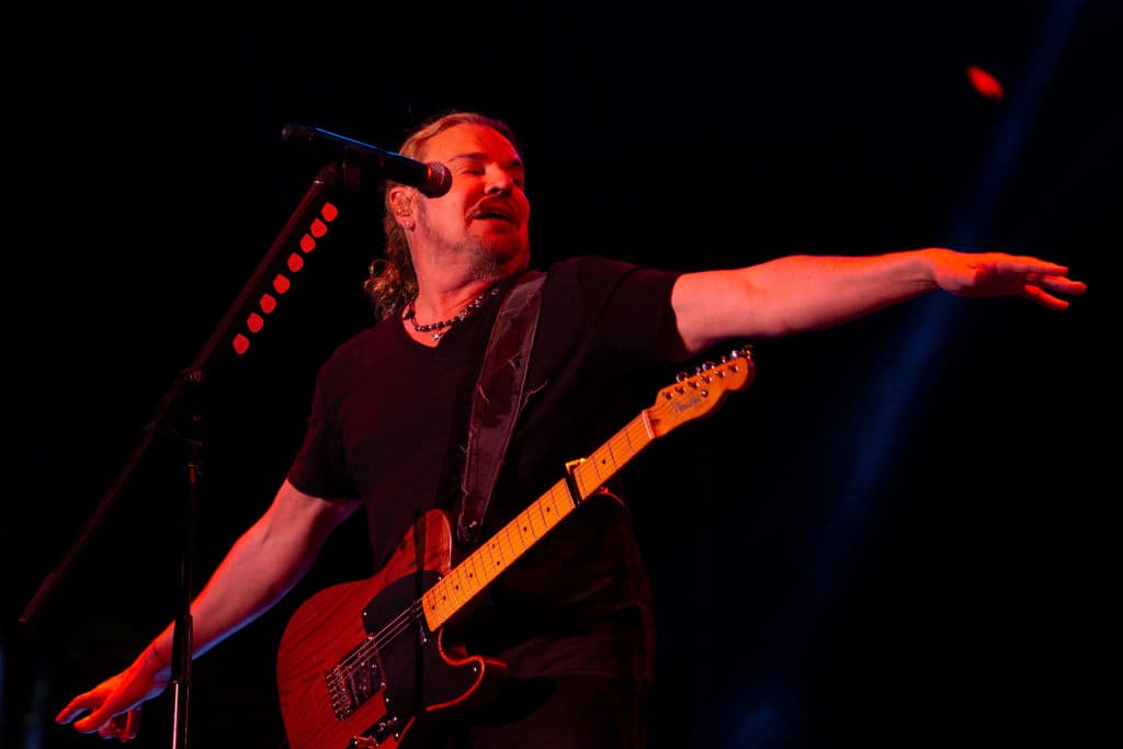 <b>Fher</b> se tomó un par de minutos para estabilizarse después de la caída y siguió adelante con la presentación de
<b>Maná</b>, sin mayores complicaciones.