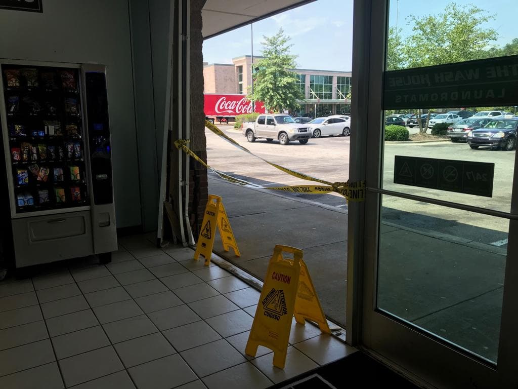 Buscan a persona que conducía un Kia color negro, con placas FKS-8777 de Carolina del Norte que se dio a la fuga después de estrellar el vehículo en una lavandería y herir a una mujer.