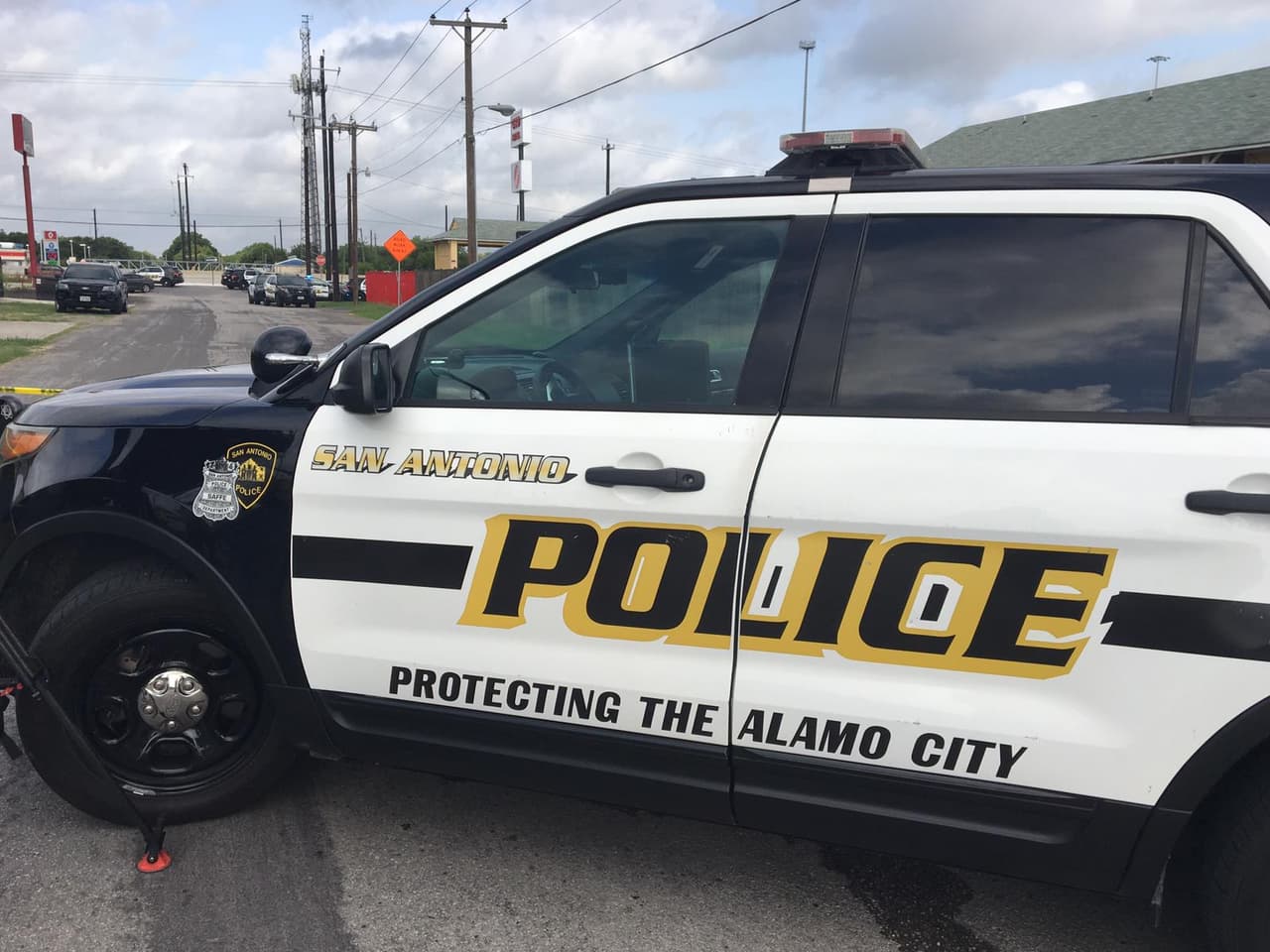 De acuerdo la página de Internet del Departamento de Bomberos de San Antonio, hasta tres unidades respondieron a la llamada.