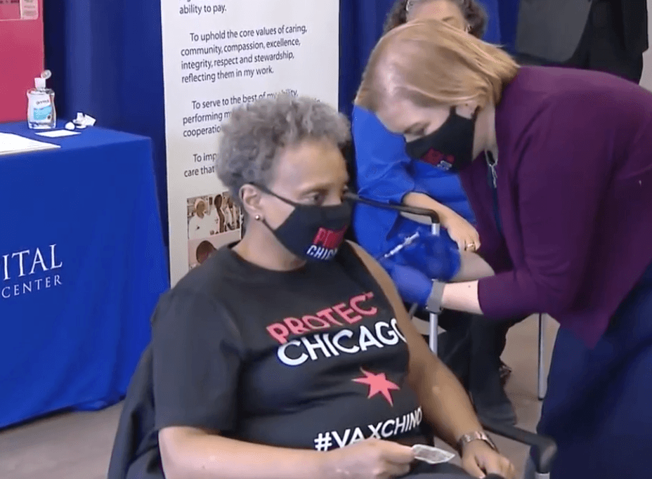 La comisionada del departamento de salud pública de Chicago, la doctora Allison Arwady, fue la encargada de suministrar la primera dosis de la vacuna Pfizer contra el coronavirus a la alcaldesa de la ciudad, Lori Lightfoot.