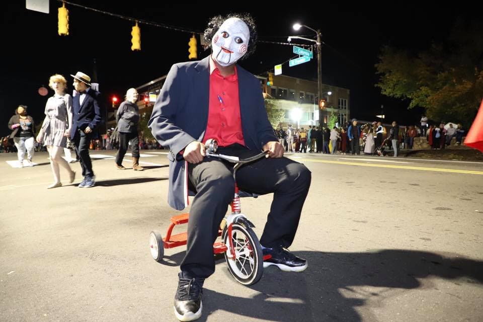 <b><a href="https://webtrac.townofchapelhill.org/wbwsc/webtrac.wsc/search.html?primarycode=110618">Haunted Hill Halloween event in Chapel Hill (30 de octubre)</a></b>. Ponte un disfraz y únete a un Trunk-or-Treat, participa en juegos y actividades espeluznantes, historias de fantasmas, una caminata embrujada y una película en el parque.