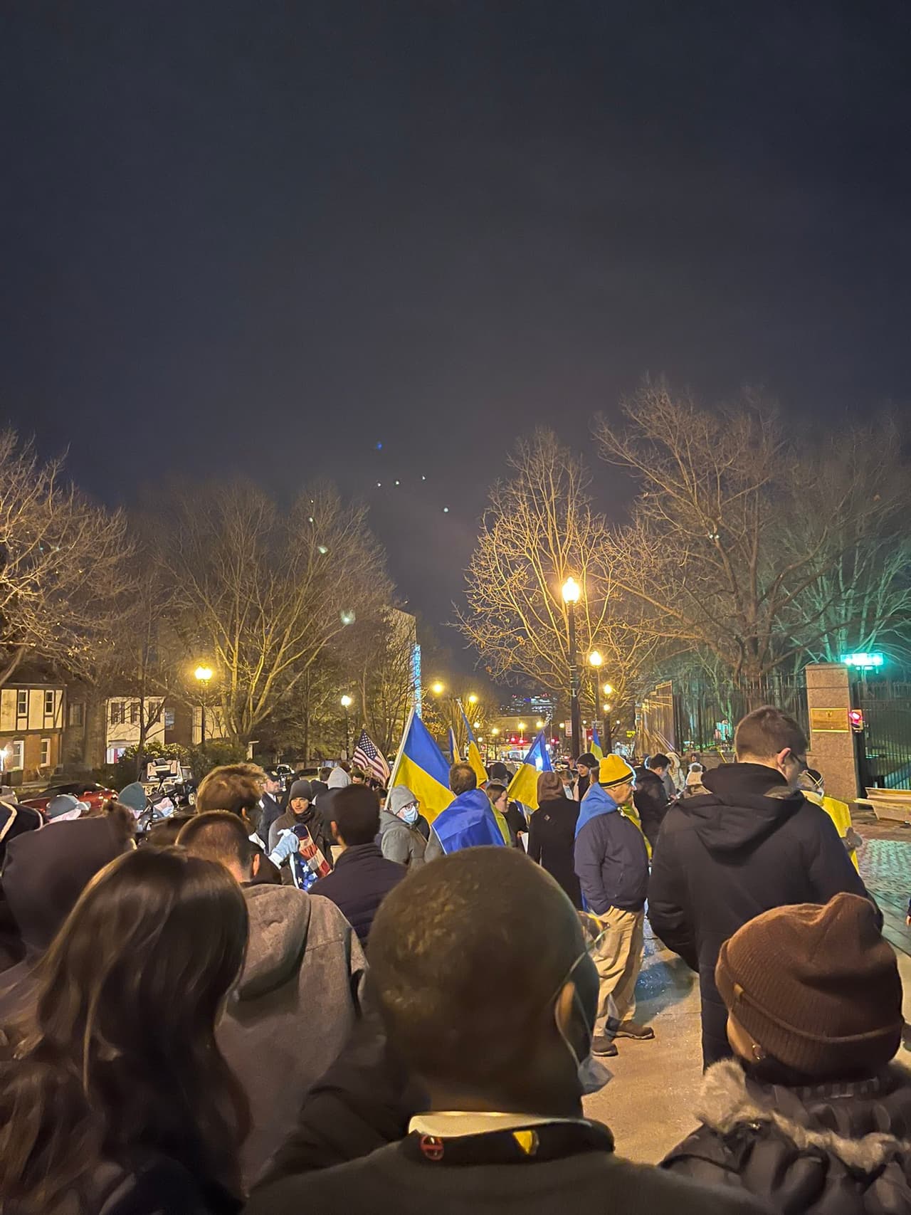 Los ucranianos empezaron a huir de algunas ciudades y el Ejército ruso afirmó haber inutilizado todas las defensas antiáereas y bases aéreas ucranianas en cuestión de horas.