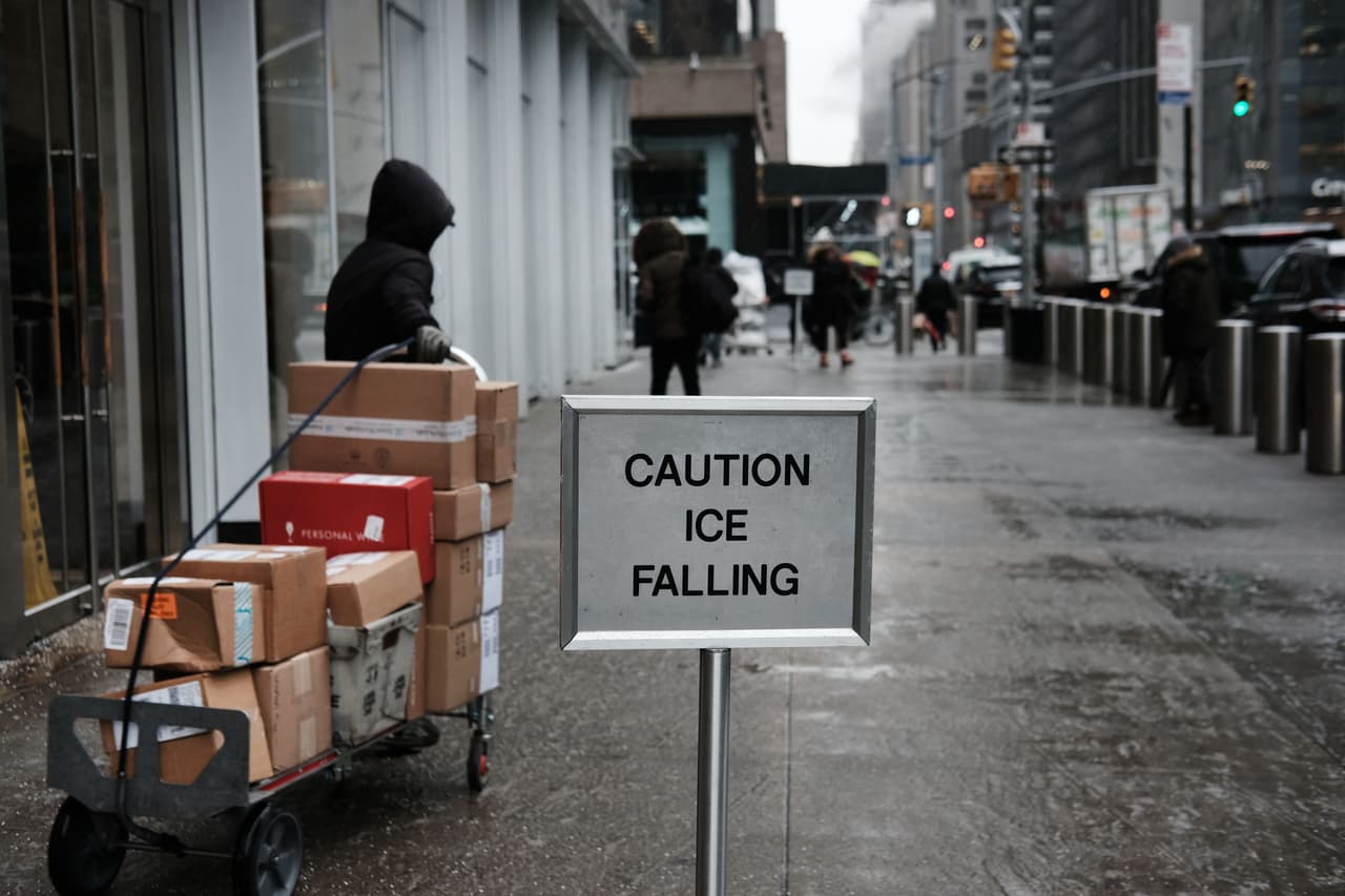 Cierran varias calles de Manhattan debido a hielo que cae de los edificios