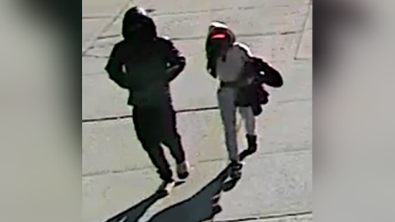 Buscan a dos sospechosos en relación a un apuñalamiento de jóvenes en una escuela de Queens