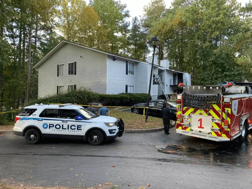 Niño de 6 años muere apuñalado y es encontrado en departamento en llamas en el condado de Gwinnett; hay una mujer detenida