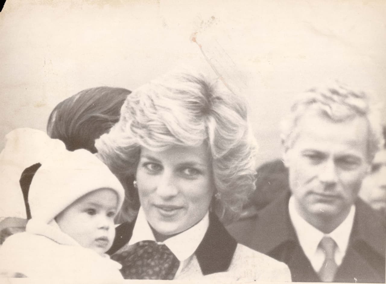 El príncipe Harry nació el 15 de septiembre de 1984, así que para esta fotografía, tomada en marzo de 1985, el pequeño ya había cumplido sus primeros seis meses de vida.