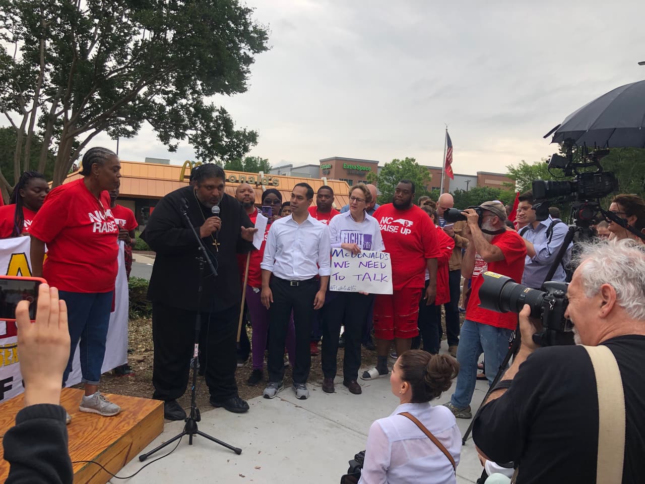 Julián Castro, uno de los candidatos a la presidencia de los Estados Unidos, hizo una visita a relámpago a Carolina del Norte