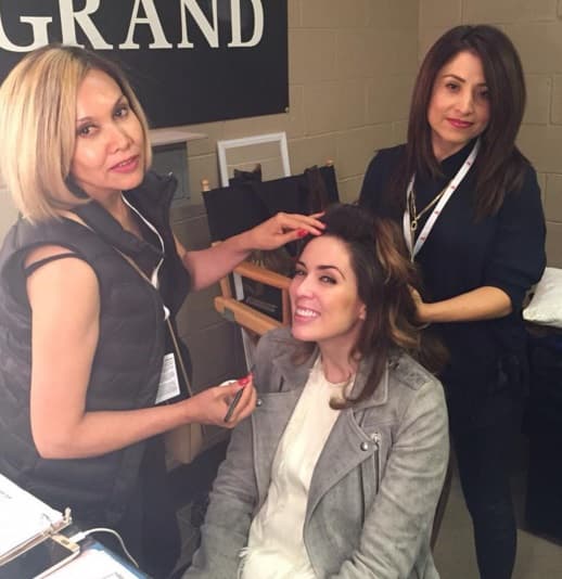 Es Jacky Bracamontes horas antes de iniciar el show poniéndose súper bella.