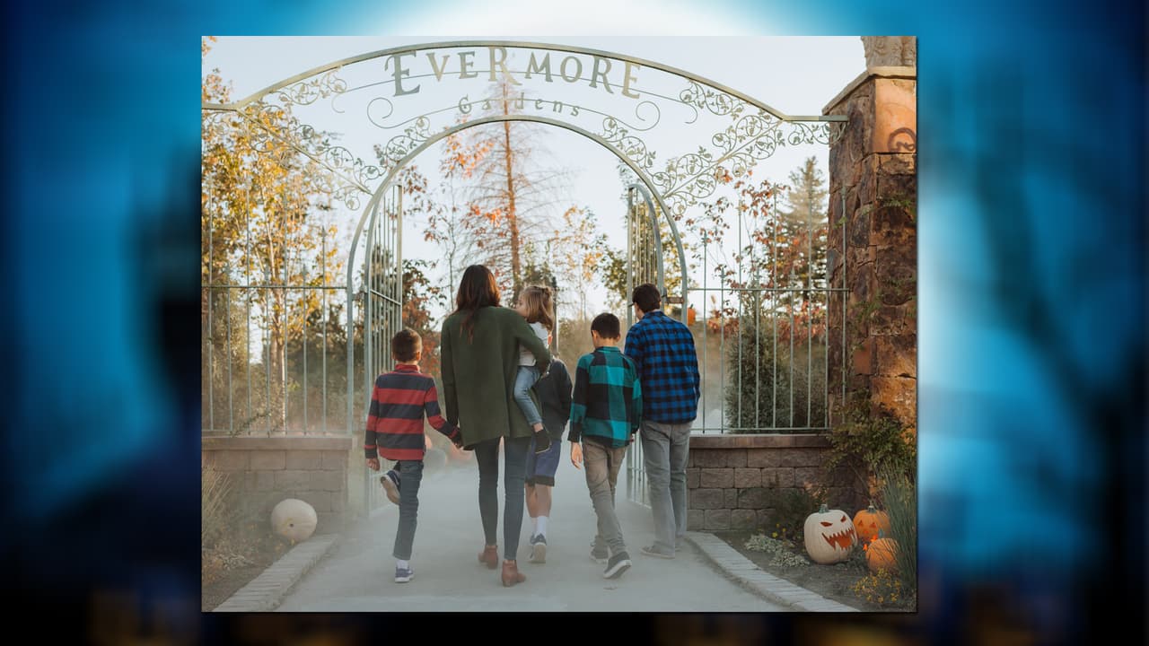 <b>Evermore Lore</b>: Todo lo que esperas ver en un mismo lugar y más en un parque ideal para la Noche de Brujas. Desde personajes hasta un curioso paseo en tren. Las entradas van desde los $19. Está abierto viernes y sábados desde las 6 de la tarde. Para más información entra a https://www.evermore.com/. Dirección: 382 S. Evermore Lane, Pleasant Grove.