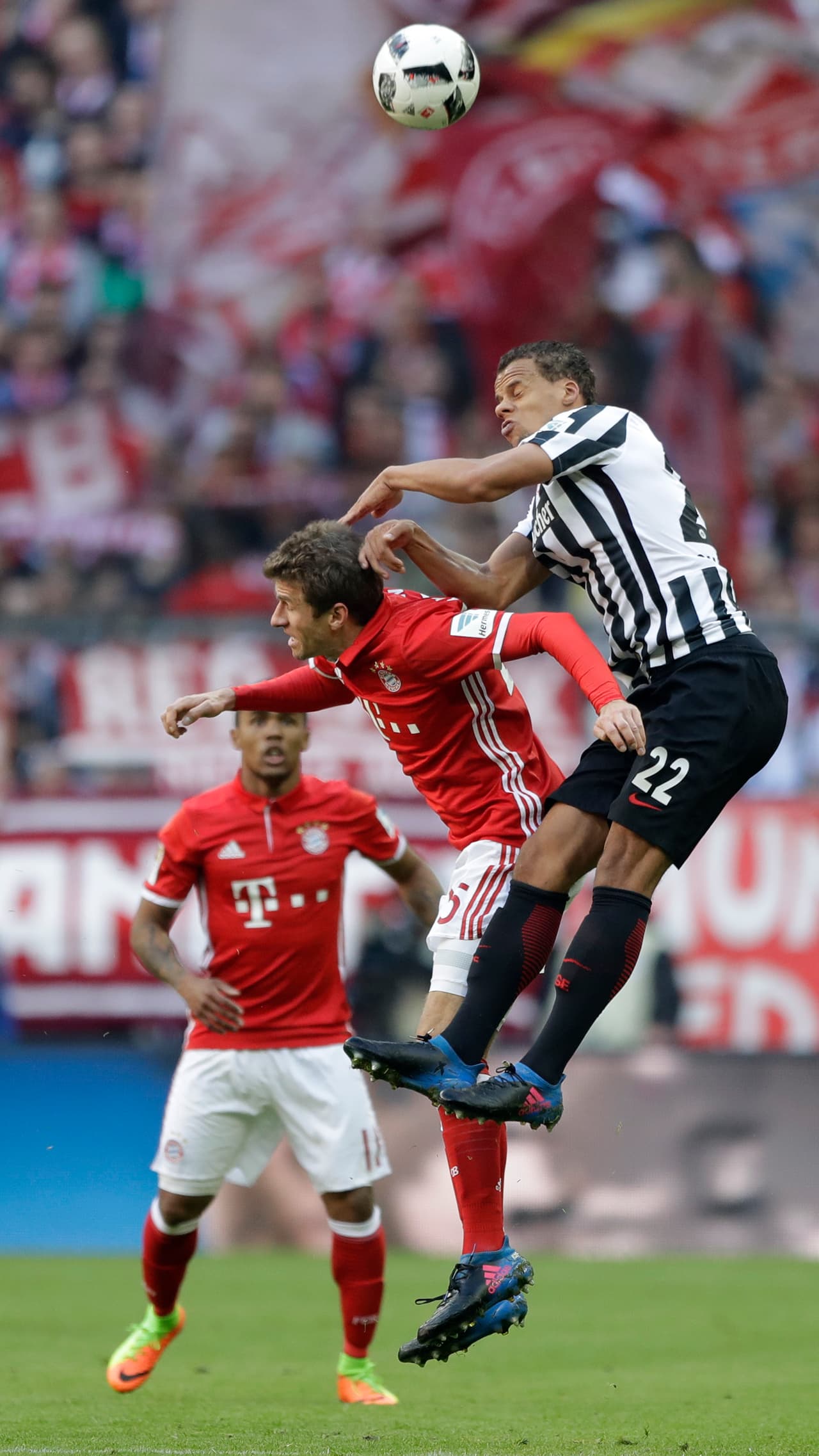 El estadounidense Timothy Chandler le ganaba un duelo aéreo a Müller, ante la mirada antena de Douglas Costa, el otro goleador del partido.