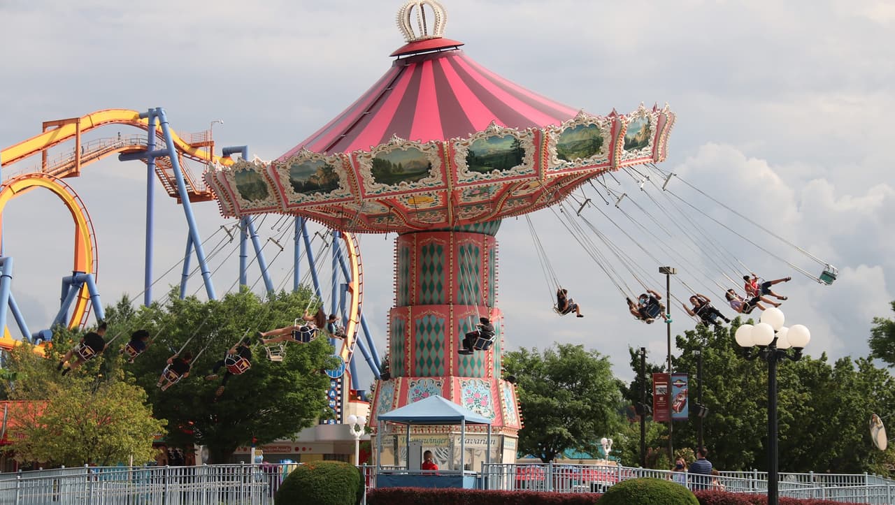 Cedar Fair Entertainment Co. de Sandusky, Ohio, que opera varios parques, incluido Dorney Park, dijo que ajustó el horario en algunas de sus propiedades.