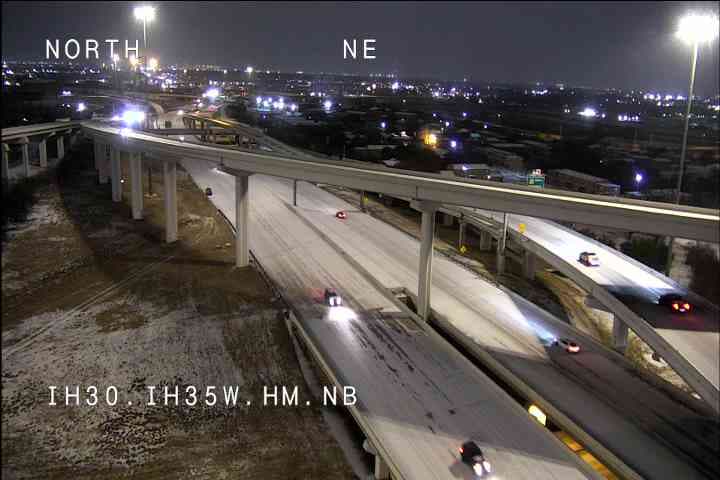 En el puente sobre la intersección de la autopista I-30 y la carretera I-35 se puede ver poco tráfico y mucho hielo.
<br>