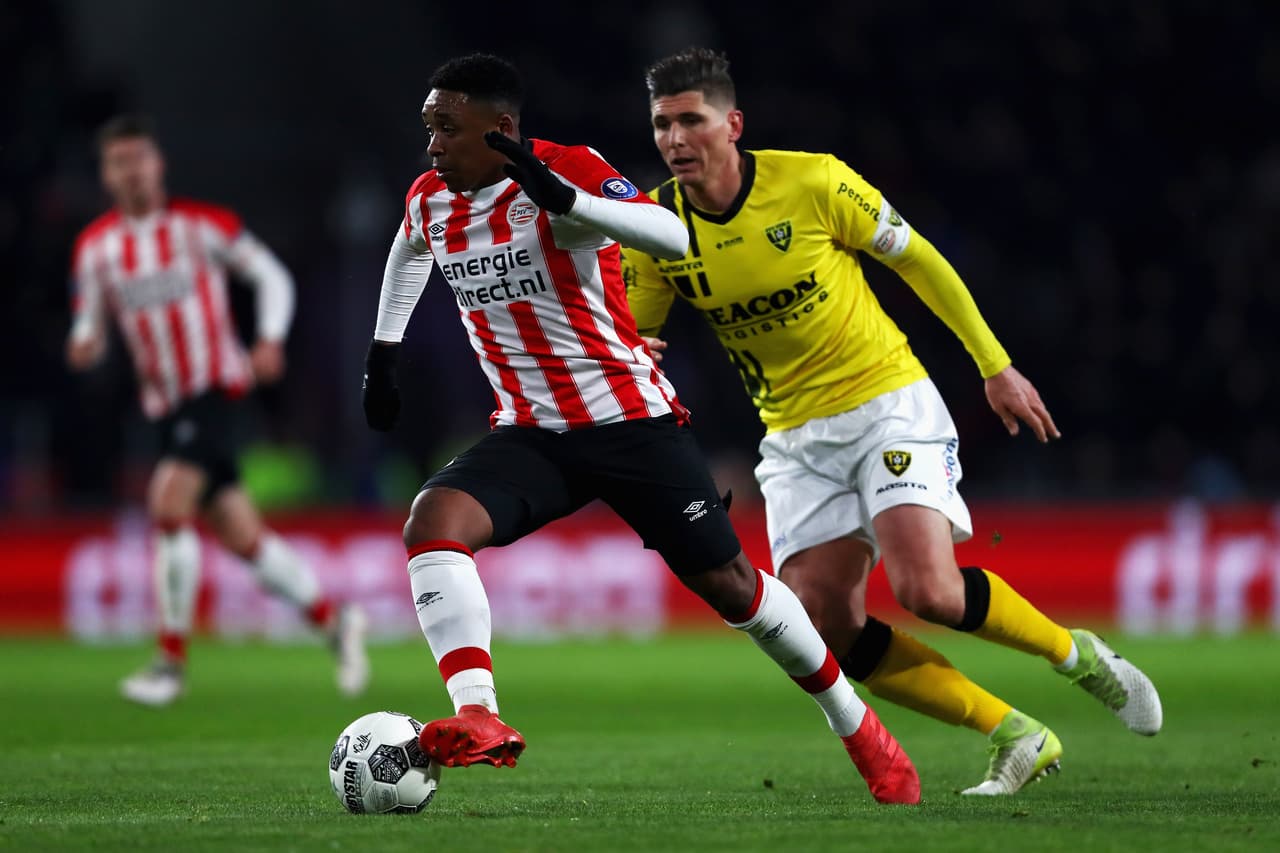 Steven Bergwijn, compañero del 'Chucky' en el PSV, podría abandonar el equipo para ir a jugar al Arsenal.